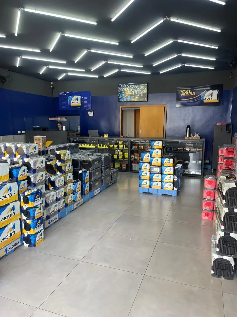 Interior da loja Ponto Moura Baterias